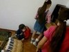Дети удаляющие пыль из фортепианино
